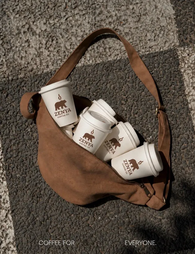 Kahverengi çantada Zenya kağıt bardaklar — Coffee for everyone
